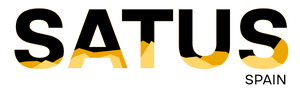 Imagen del logotipo que dice "SATUS", con letras en color negro y detalles en dorado que incorporan formas montañosas dentro de las letras "A" y "U", así como la mitad inferior de la "S" final. El diseño combina un estilo moderno y elegante, usando un esquema de color que destaca el contraste entre el negro y el dorado.